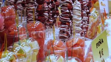 大柜台，水果甜点草莓在巧克力釉，新鲜<strong>水果杯</strong>。 健康食品